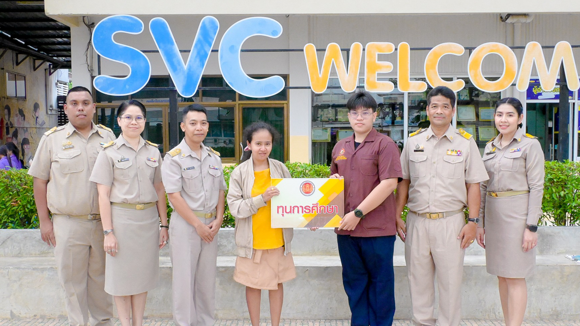 นายประเสริฐ ทองสาลี รองผู้อำนวยการฝ่ายบริหารทรัพยากร พร้อมด้วยคณะครู ร่วมต้นรับคุณอรวรรณ คงเพชร เนื่องในโอกาสมอบทุนการศึกษา “ทุนเรียนดี แต่ขาดแคลนทุนทรัพย์”
