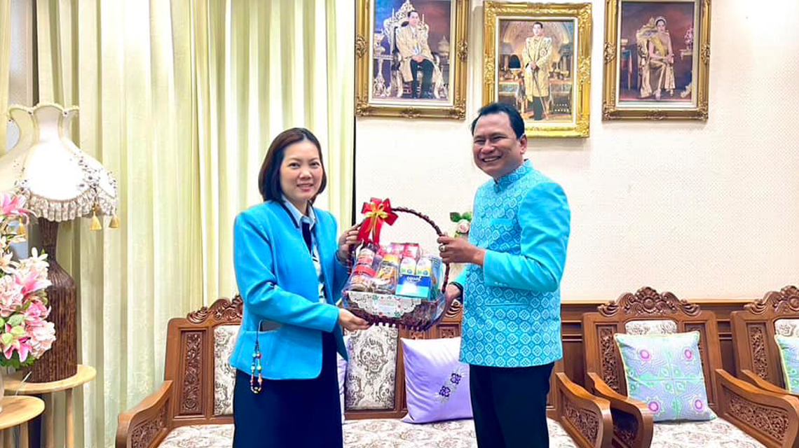  นายพงษ์ศักดิ์ นุ้ยเจริญ ผู้อำนวยการวิทยาลัยอาชีวศึกษาสุราษฎร์ธานี ร่วมต้อนรับผู้บริหารและเจ้าหน้าที่จากห้างสรรพสินค้าโรบินสัน สุราษฎร์ธานี