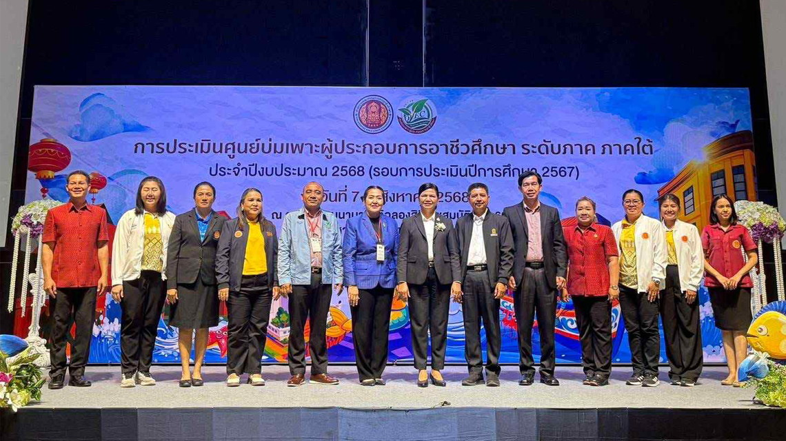 นางสาวเครือวัลย์ วัฒนาทิพธำรงค์ นำคณะครูและนักเรียน ร่วมออกร้านจำหน่ายสินค้า ธุรกิจอิ่มสุข ขนมธรรมดาที่ไม่ธรรมดา ตรา “กรุ๊บกั๊บ“