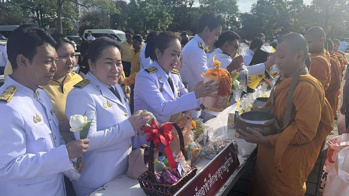  ดร.สุธาสินี คงทอง ร่วมพิธีทำบุญตักบาตรถวายพระราชกุศลแบะพิธีวางพวงมาลา