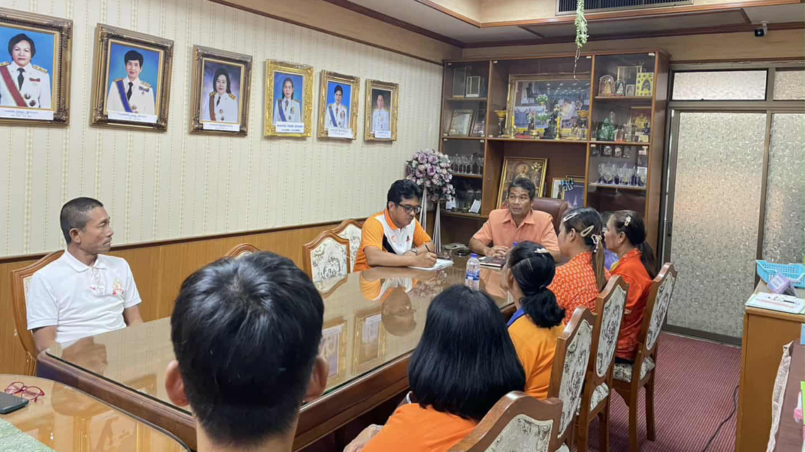 นายประเสริฐ ทองสาลี  เป็นประธานในการประชุมบุคลากรงานอาคารสถานที่