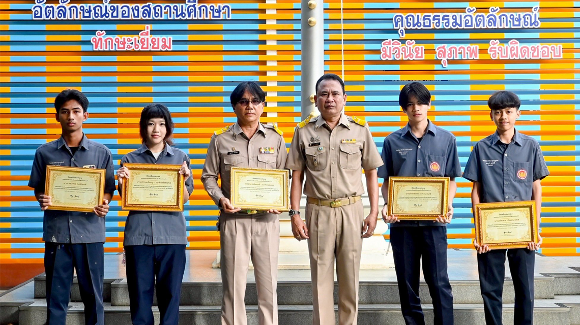 นายพงษ์ศักดิ์ นุ้ยเจริญ ให้เกียรติมอบเกียรติบัตรร่วมสร้างสรรค์แกะสลักเทียนทูตวัฒนธรรมเชื่อมสัมพันธ์ข้ามภูมิภาค