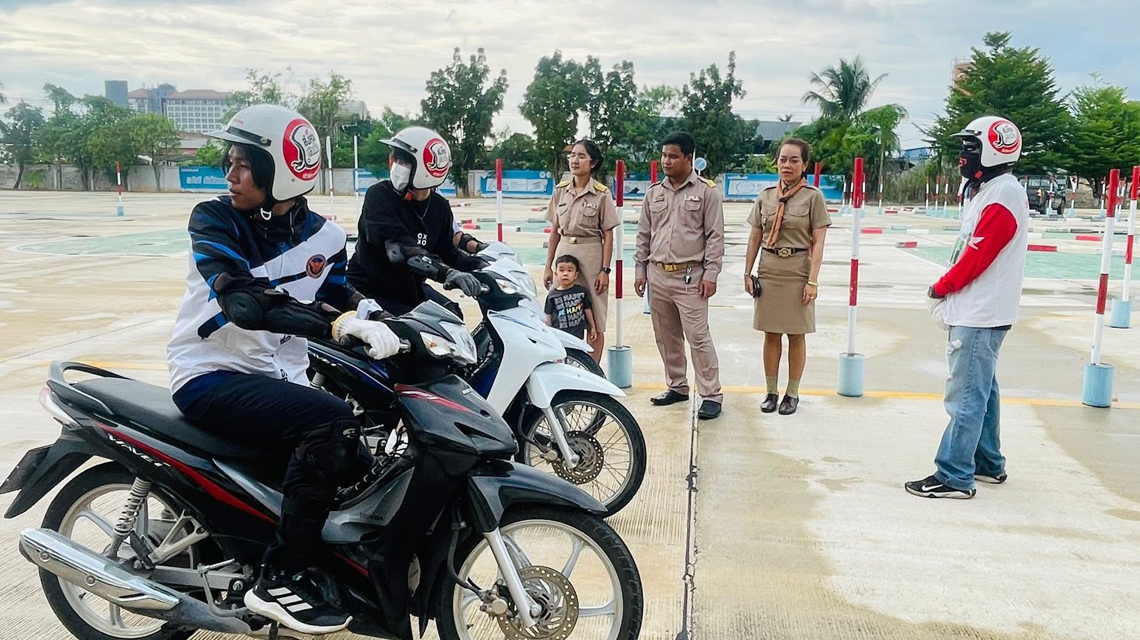 ดร.สุธาสินี คงทอง ร่วมให้กำลังใจและดูแลนักเรียนนักศึกษา ในการฝึกซ้อมเพื่อเข้าร่วมการแข่งขันขับขี่ปลอดภัยฮอนด้า 