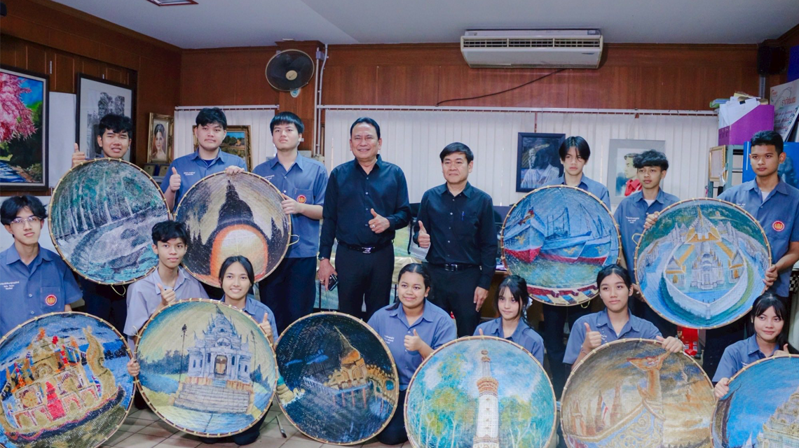 นายพงษ์ศักดิ์ นุ้ยเจริญ ต้อนรับบุคลากรจากห้างสรรพสินค้าเซ็นทรัลสุราษฎร์ธานี