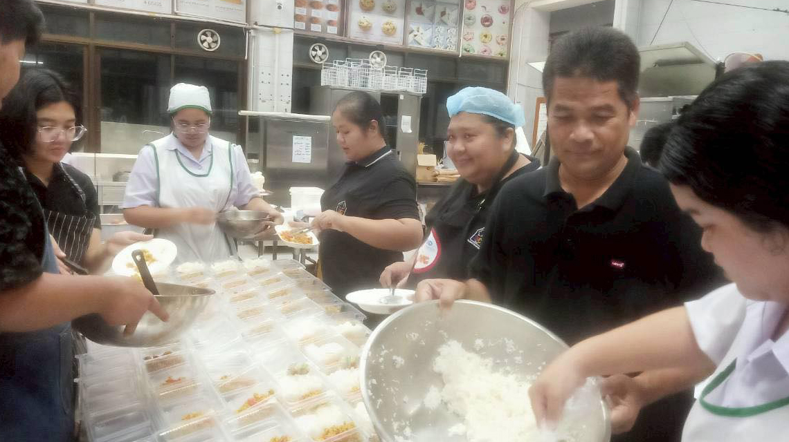 อาชีวะสุราษฎร์ เปิดครัวแล้ว ข้าวกล่อง พร้อมถุงยังชีพ