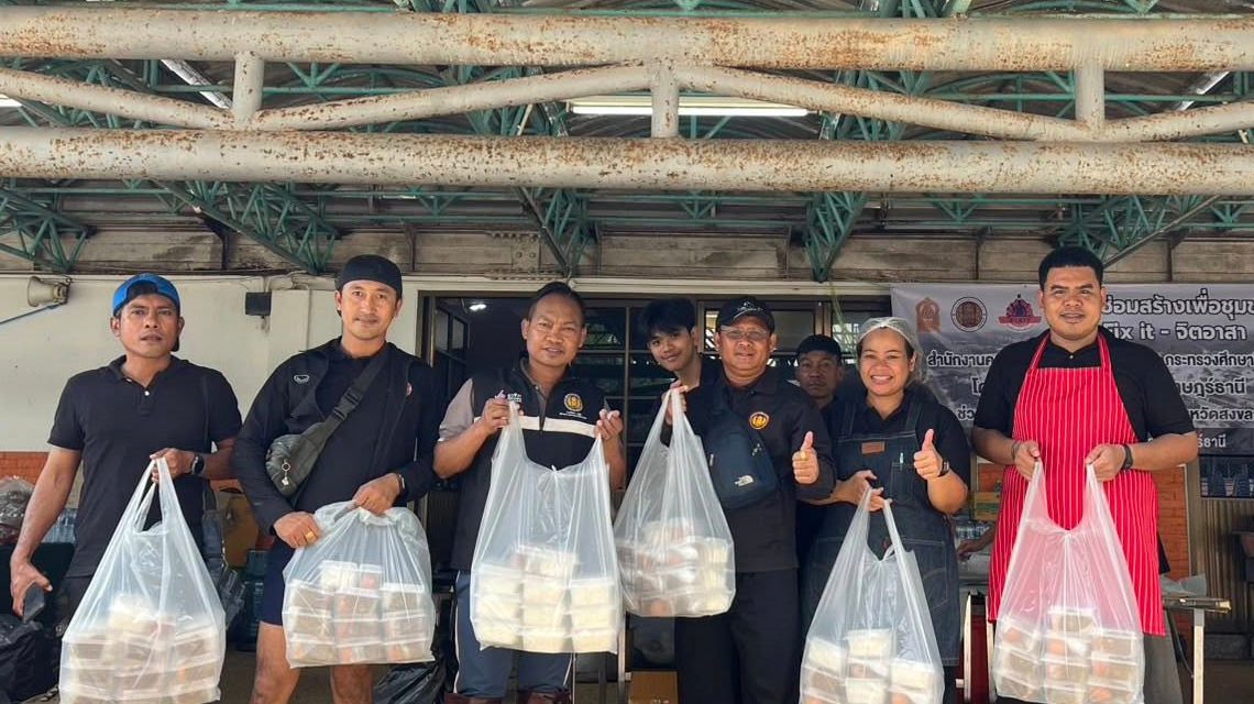 นายณรงค์ชัย เจริญรุจิทรัพย์ ลงพื้นที่ครัวเคลื่อนที่ของวิทยาลัยอาชีวศึกษาสุราษฎร์ธานี ให้กำลังใจคณะครู