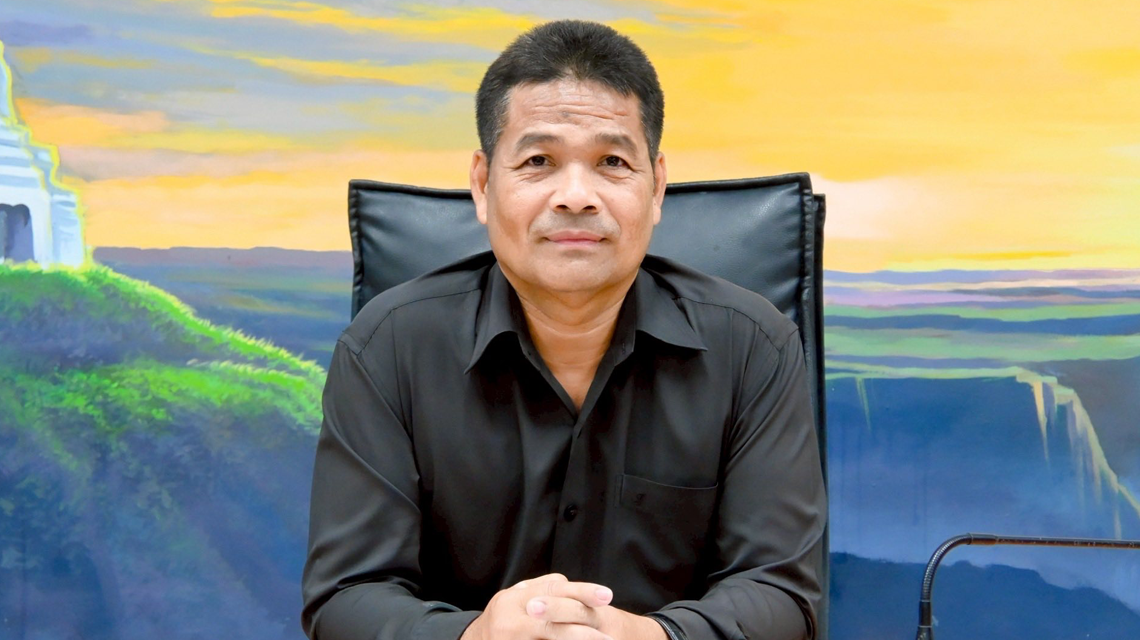  นายประเสริฐ  ทองสาลี  เป็นประธานในการประชุมการพิจารณาเลือกร้านสำหรับการบริการถ่ายรูปสำเร็จการศึกษา