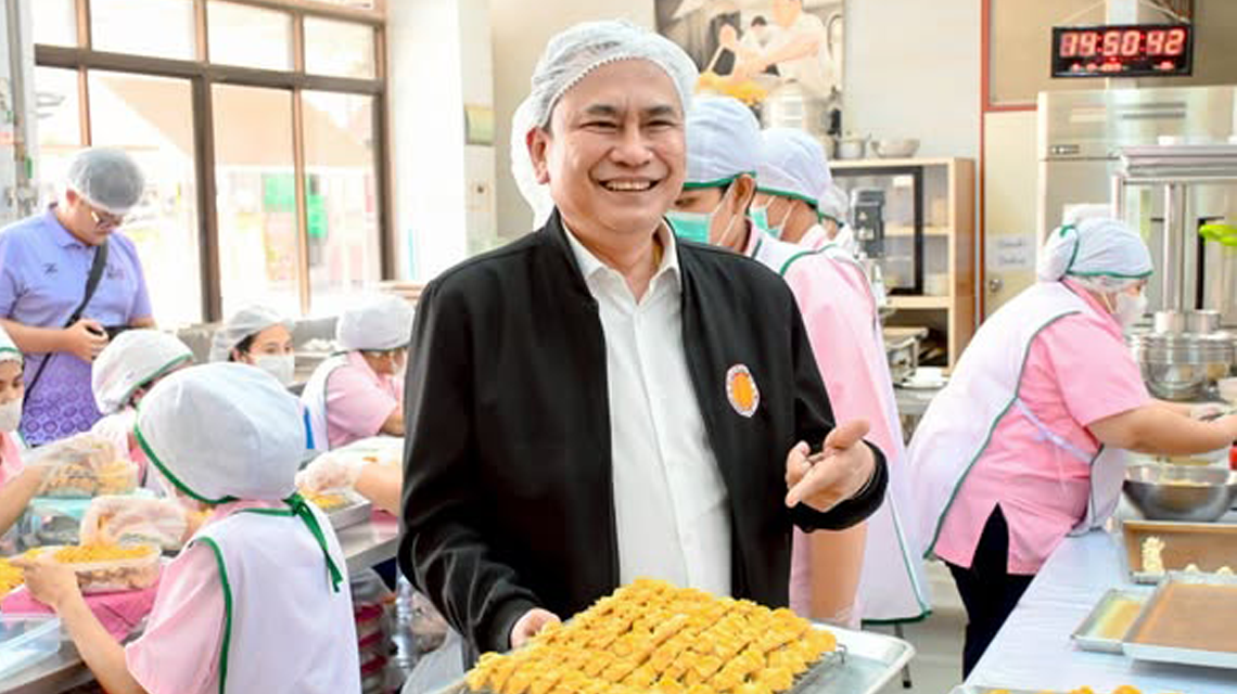 นายพงษ์ศักดิ์ นุ้ยเจริญ ร่วมต้อนรับบุคลากรจาก NBT สุราษฎร์ธานี ในการถ่ายทำรายการล่องใต้วันนี้ เค้กคุกกี้ปีใหม่