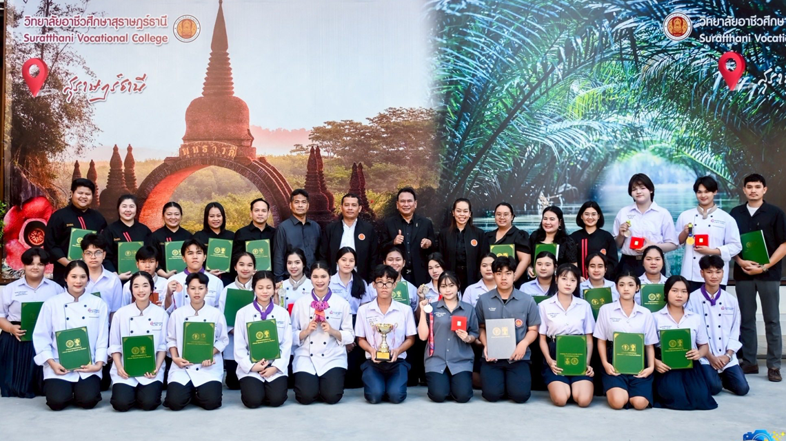 นายพงษ์ศักดิ์ นุ้ยเจริญ มอบป้ายรางวัล ในการประกวดสุดยอดนวัตกรรมและเทคโนโลยีอาชีวศึกษาการประกวดสิ่งประดิษฐ์ของคนรุ่นใหม่