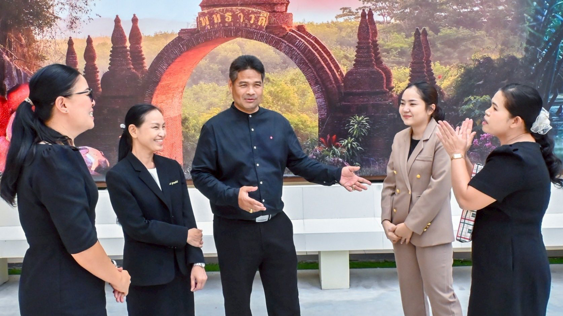  นายประเสริฐ ทองสาลี ต้อนรับคุณศศินามณี รัตนทองจันทร์ ฝ่ายการตลาด บริษัทโรบินสัน จำกัด