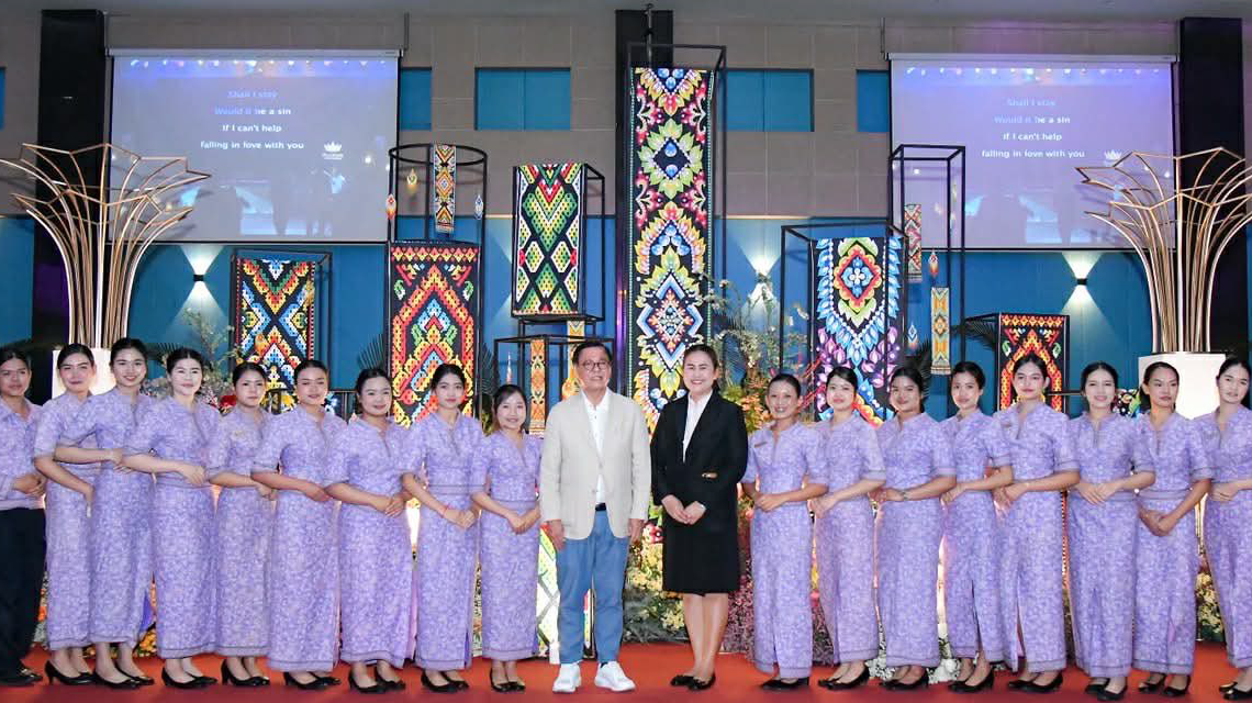 นางสาวสุธาทิพย์ มณีเนตร ช่วยบริการจัดเลี้ยงต้อนรับ นายสีหศักดิ์ พวงเกตุแก้ว รัฐมนตรีว่าการกระทรวงการต่างประเทศ