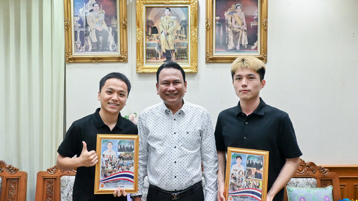 นายพงษ์ศักดิ์ นุ้ยเจริญ มอบของที่ระลึกแสดงความขอบคุณ  Mr.Wang Qiu และ Mr.Zou Zhen