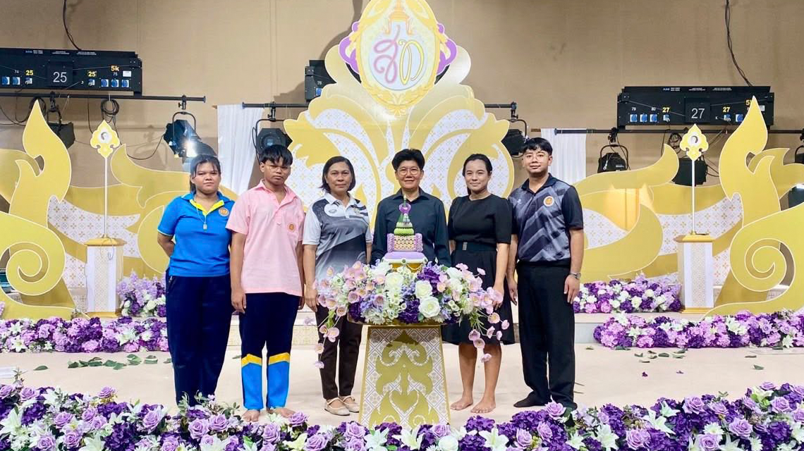นางสาวจันทิมา  สงขาว จัดดอกไม้ตกแต่งสถานที่สำหรับถวายพระพรชัยมงคลแด่สมเด็จพระนางเจ้าสุทิดา พัชรสุธาพิมลลักษณ พระบรมราชินี