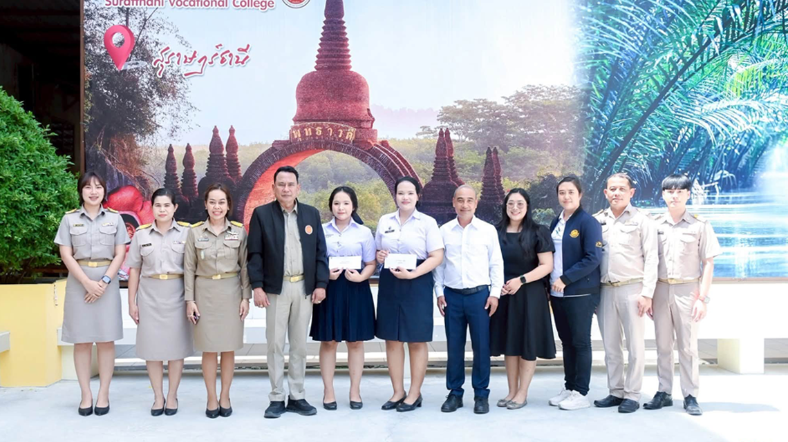 นายพงษ์ศักดิ์ นุ้ยเจริญ เข้ามอบเงินช่วยเหลือนักเรียน นักศึกษา ที่เรียนดีแต่ขาดแคลนทุนทรัพย์