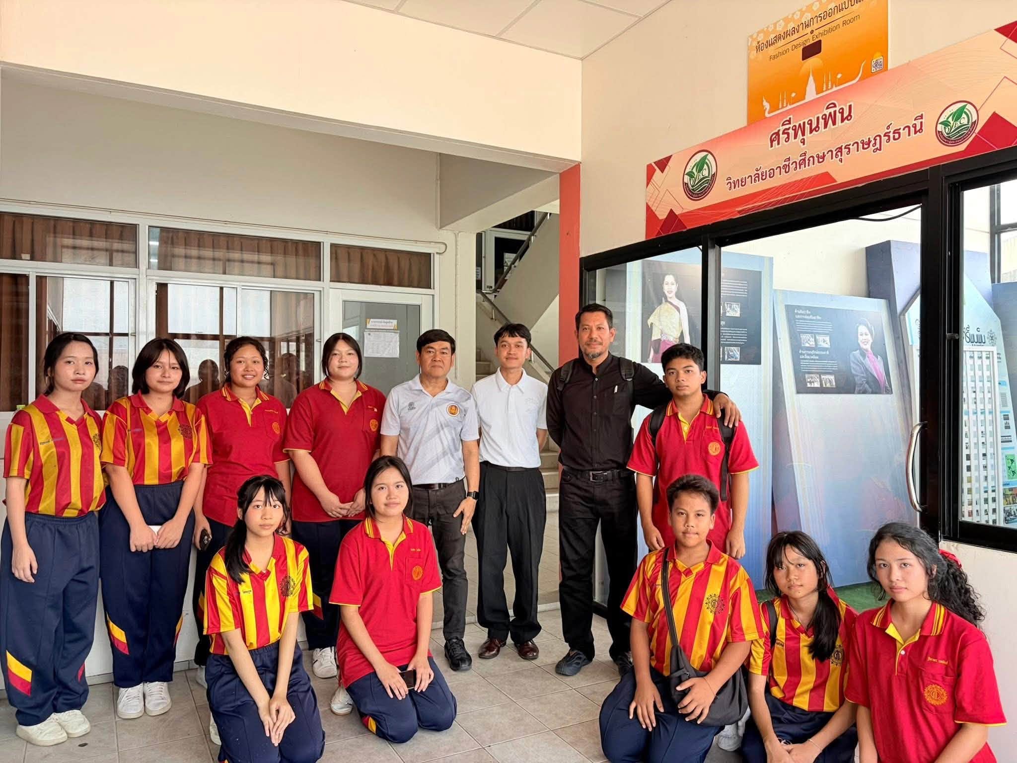   นายธนาวุฒิ กล้าเวช ให้การต้อนรับครูและนักเรียนชุมนุมศิลปะจากโรงเรียนศรียาภัยจังหวัดชุมพร ในโอกาสแวะมาศึกษาดูงานที่แผนกวิจิตรศิลป์ วิทยาลัยอาชีวศึกษาสุราษฎร์ธานี