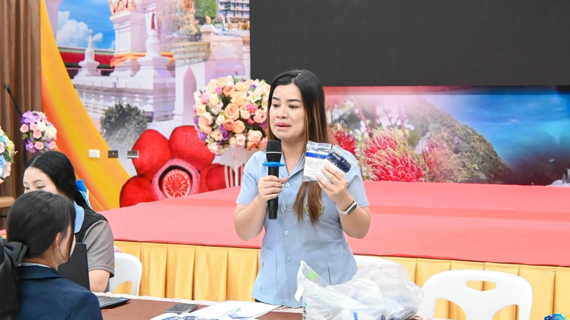 นายประเสริฐ ทองสาลี ให้การต้อนรับและอำนวยความสะดวก แก่คณะทำงานจากศูนย์บริการสาธารณสุขสวนหลวง ร.9 ที่เข้ามาบริการยาเสริมธาตุเหล็กสาวไทยแก้มแดงอายุ 15 – 45 ปี