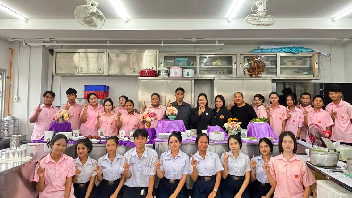   นายประเสริฐ ทองสาลี เป็นประธานในงานการจัดเลี้ยงอาหารในรูปแบบบุฟเฟ่ต์ เพื่อบูรณาการการเรียนของนักเรียนให้ถูกต้องตามหลักการบริการและการจัดเลี้ยง