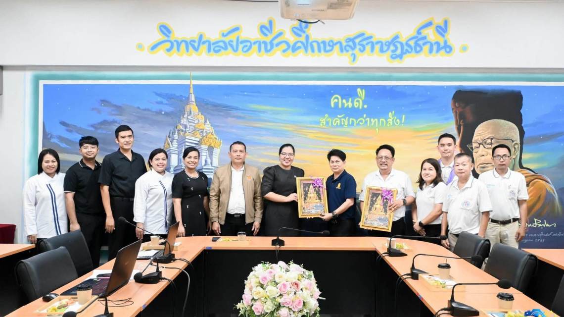 นายจักรี เชิดชู กล่าวต้อนรับคณะศึกษาดูงานจากวิทยาลัยเทคนิคพิษณุโลก ในการศึกษาดูงานศูนย์บริหารข่ายการผลิตและพัฒนากำลังคนอาชีวศึกษา (CVM) สาขาวิชาธุรกิจคหกรรม